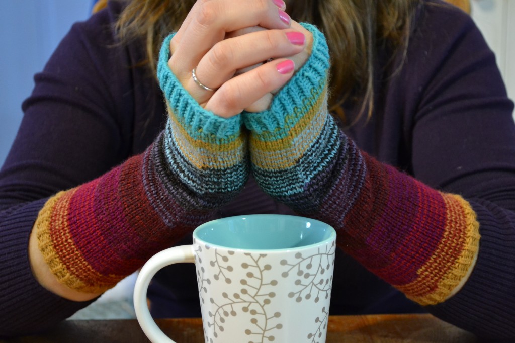 Scrunchy Ombre Arm Warmers #knitting #stashbusters www.aknitica.com